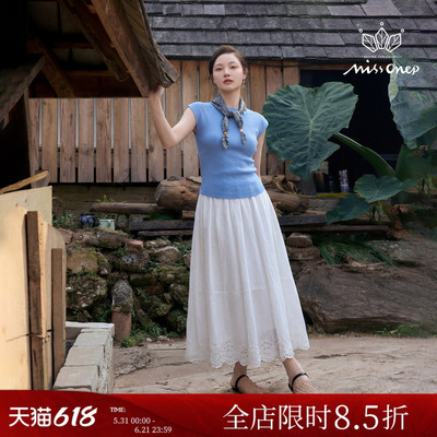 百搭肌理感蓝色坑纹针织衫配丝巾
