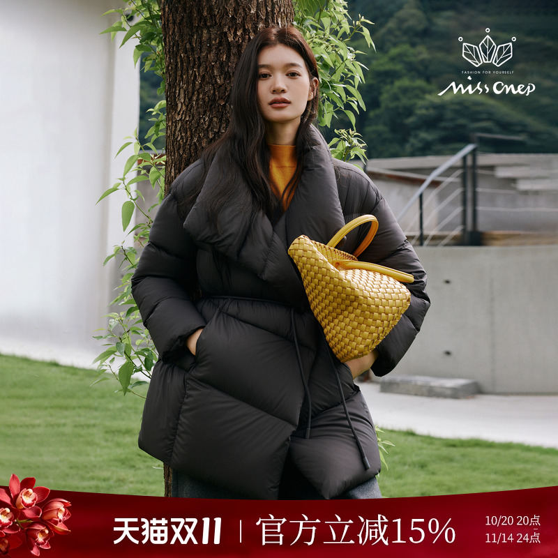 90鹅绒深棕花苞领收腰中长羽绒服