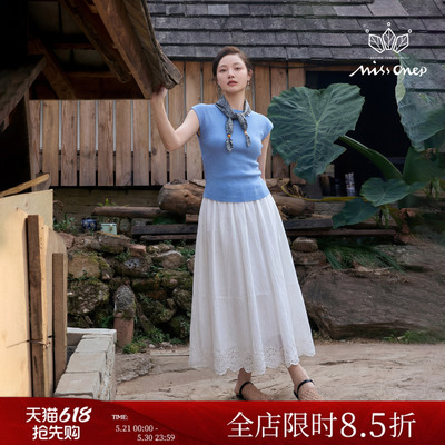 百搭肌理感蓝色坑纹针织衫配丝巾