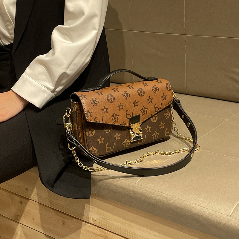 香港真皮时尚老花邮差包