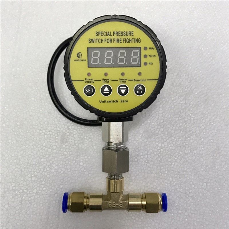 1.6MPA压力表 加三通及8mm pu气管快插接头 表盘直径80mm 电压24v