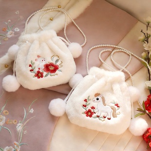 汉服配饰包小马刺绣国风儿童日常百搭女包古风包包冬季毛绒斜跨包