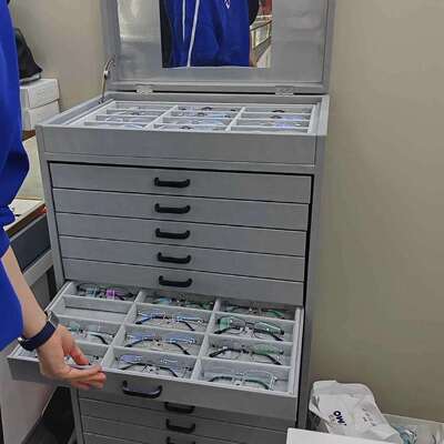 眼镜店灰色皮革眼镜展示柜多层抽屉光学太阳眼镜展示架翻盖收纳柜