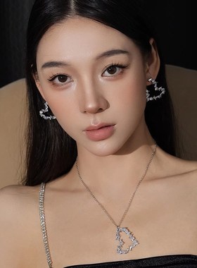 精致高级感不规则锆石p爱心吊坠项链女轻奢设计闪烁镂空心形锁骨