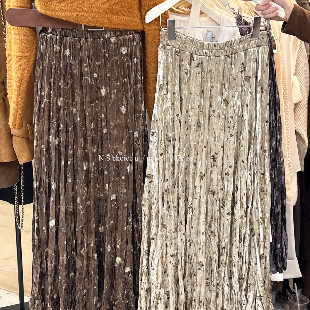 NS CHOICE U-冬上新法式复古褶皱肌理感气质丝绒碎花半身裙