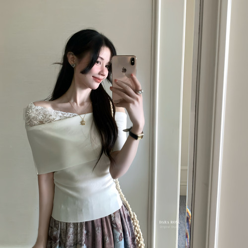 DARA ROSE-夏上新法式一字肩蕾丝拼接针织衫白色露肩小衫S9415