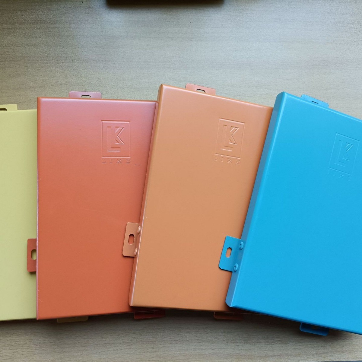 铝单板镂空氟碳漆冲孔门头造型雨棚连廊吊顶木纹幕墙外墙铝板厂家