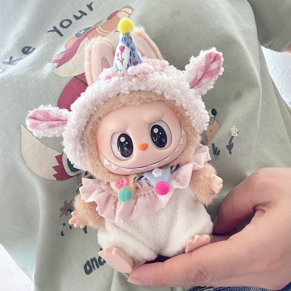 拉布布挂件可乐娃衣服坐坐派对一二代搪胶labubu四件套小羊套装
