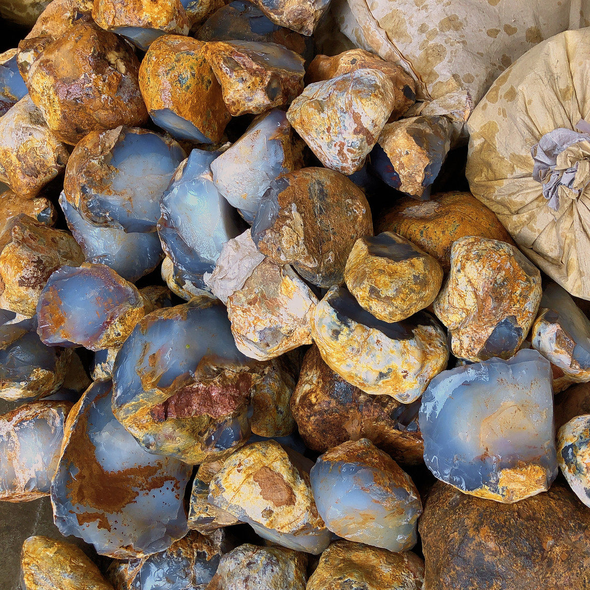 土耳其蓝玉髓客厅摆件蓝宝石天然玉石观赏石水晶吊坠雕刻练习原料