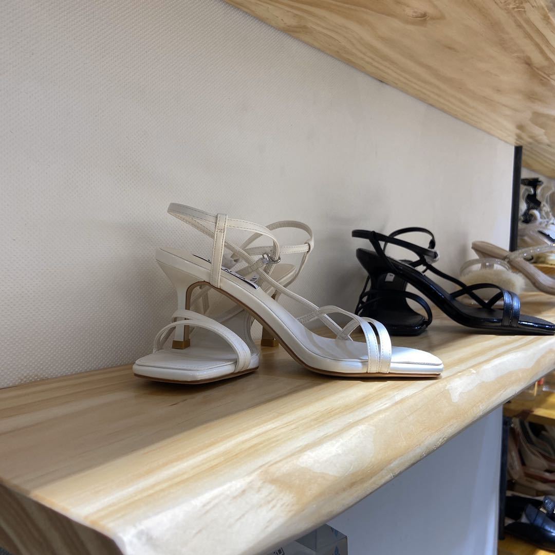 板材实木室内松木直客厅自然边厨房实木一字隔板边展示书架