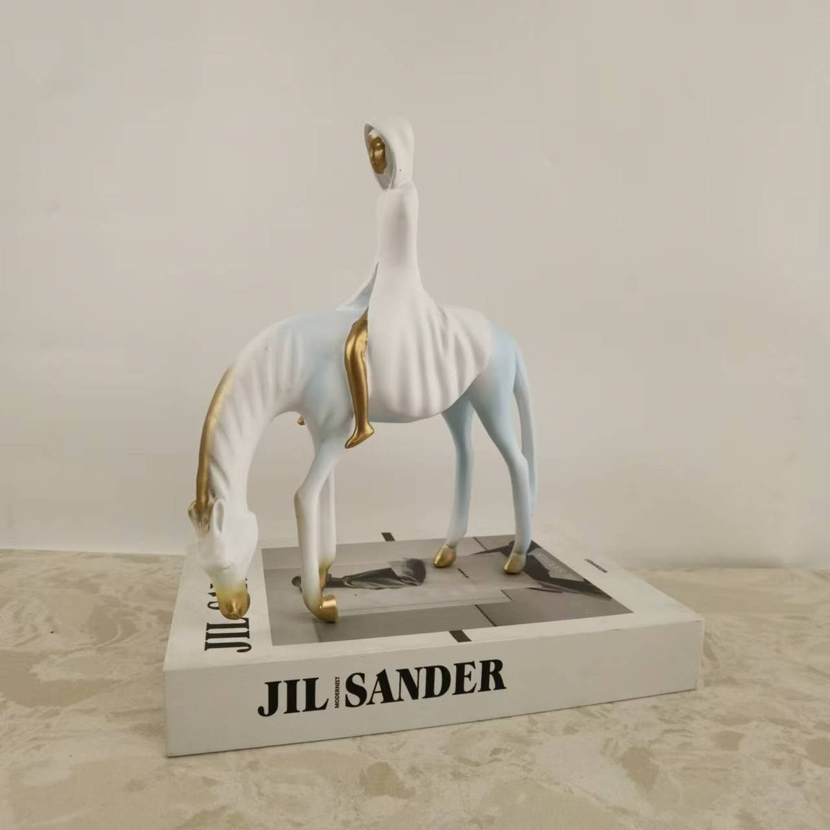 现代轻奢大漠公主与桌面动物雕塑创意摆件工艺品马书房装饰样板间