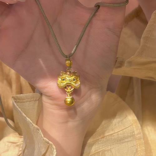 《西柚氧》金色金色醒狮钛钢项链女轻奢小众ins吊坠锁骨链毛衣链