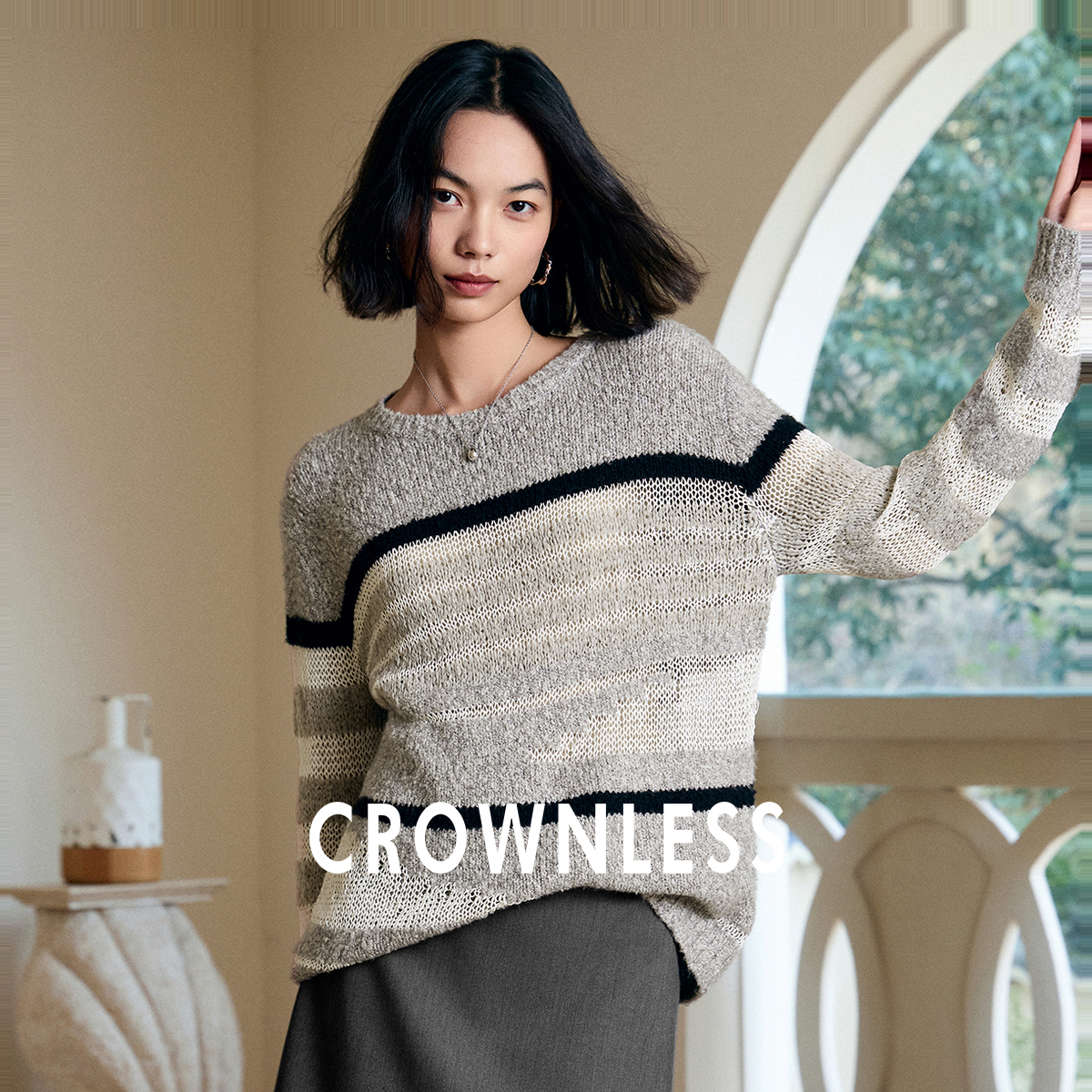 罗纹圆领 落肩宽松 罗纹袖口 镂空肌理