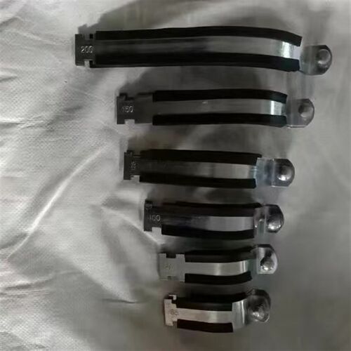 新镀锌P型管卡jC型钢配件管卡抱箍管卡P型卡塑料衬套绝缘胶皮管卡