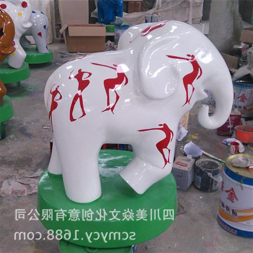 公司制作卡通动物摆件大白兔玻璃钢草坪趴着雕塑景观兔子雕塑图片