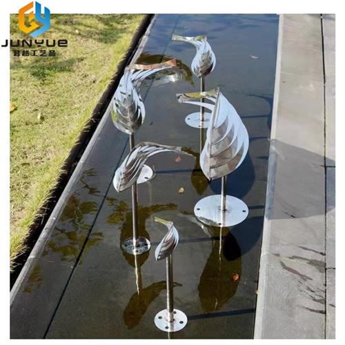 户外不锈钢小鱼摆件镜面动物雕塑水池装饰售楼处水景金属鱼工艺品