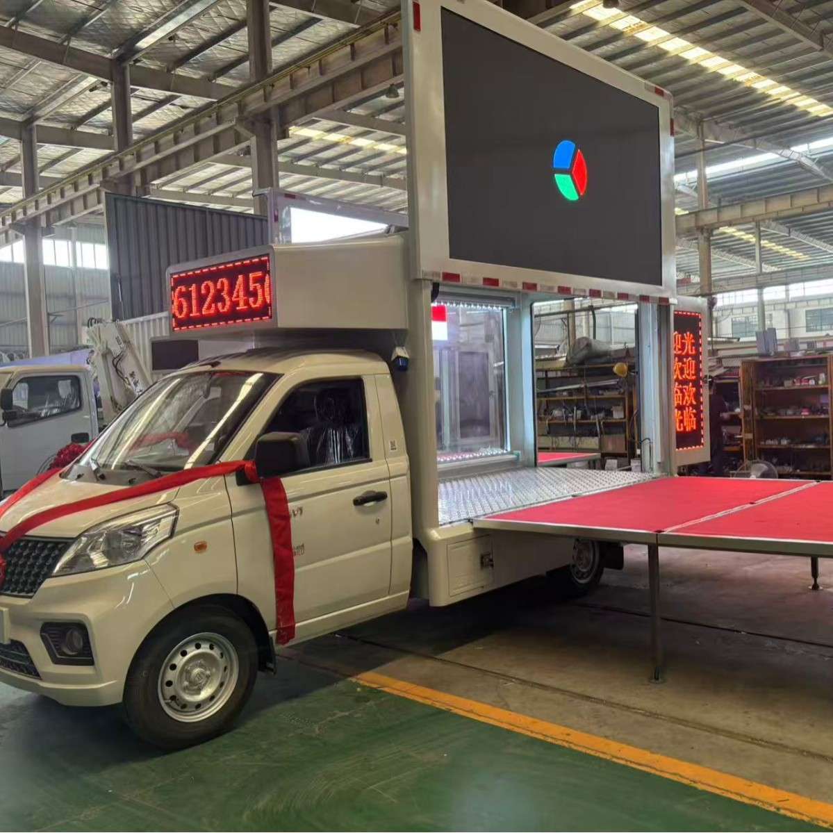 出口广告车 祥菱LED三面全彩屏市区传媒车 移动LED广告宣传车