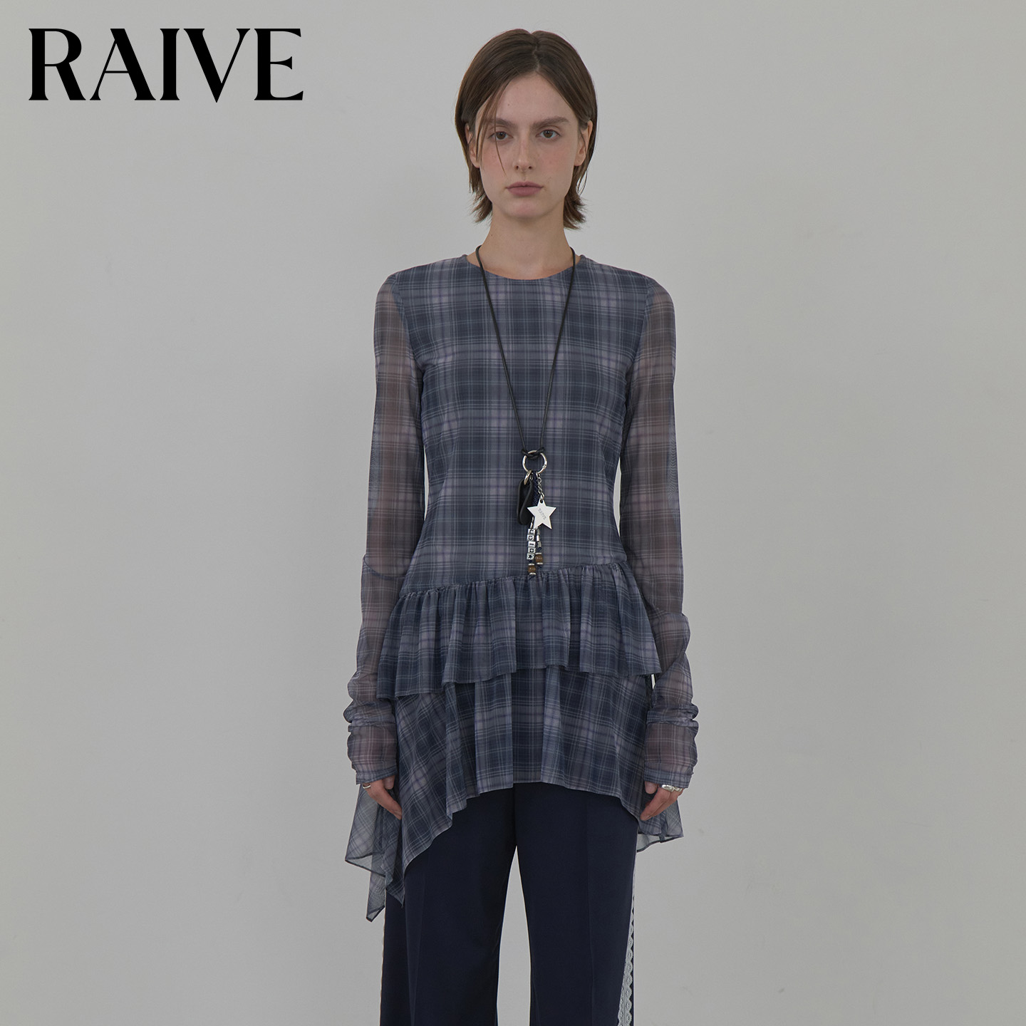 RAIVE层次感圆领长袖短款连衣裙