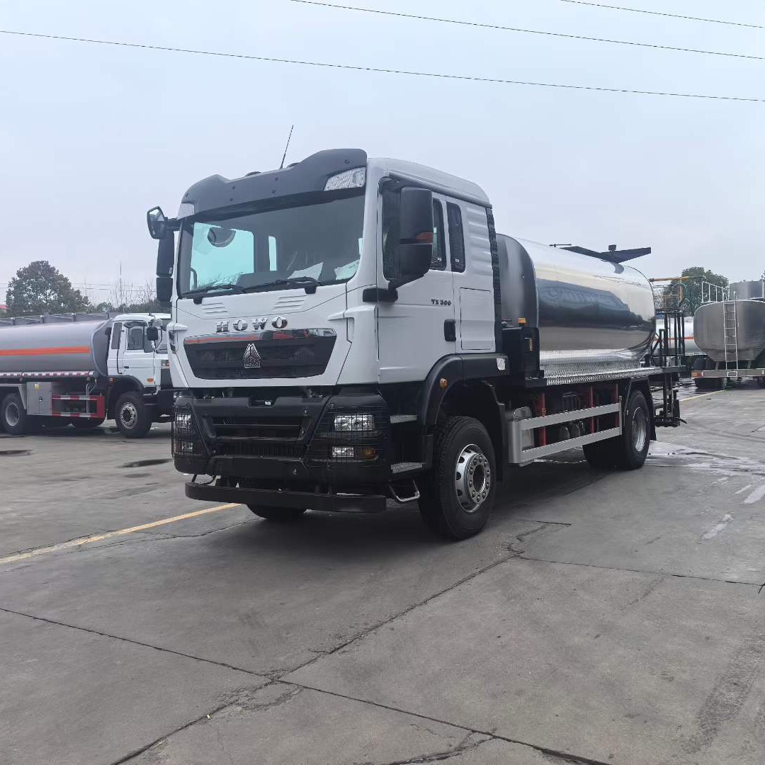 出口重汽豪沃12立方沥青洒布车HOWO8-10m3同步碎石封层车修路车
