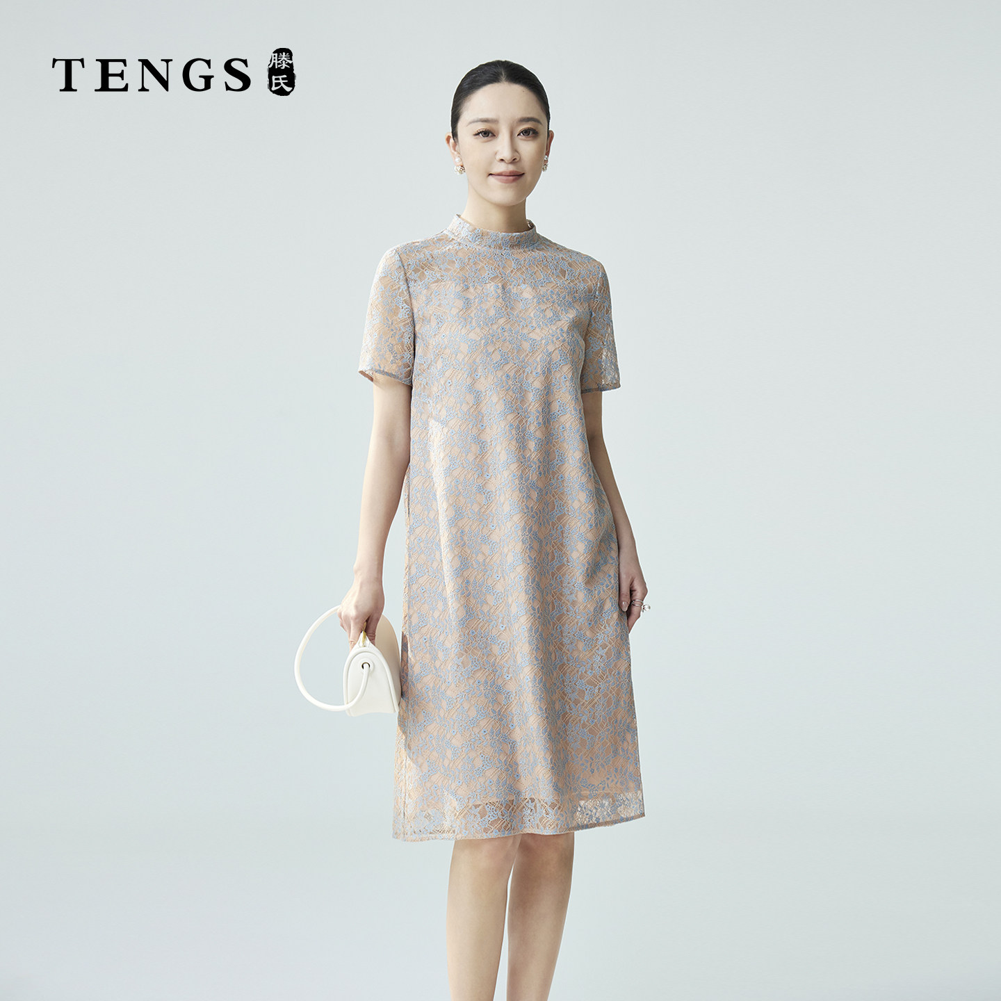TENGS滕氏女装春夏新款浪漫蕾丝勾花简约立领连衣裙轻松直身型