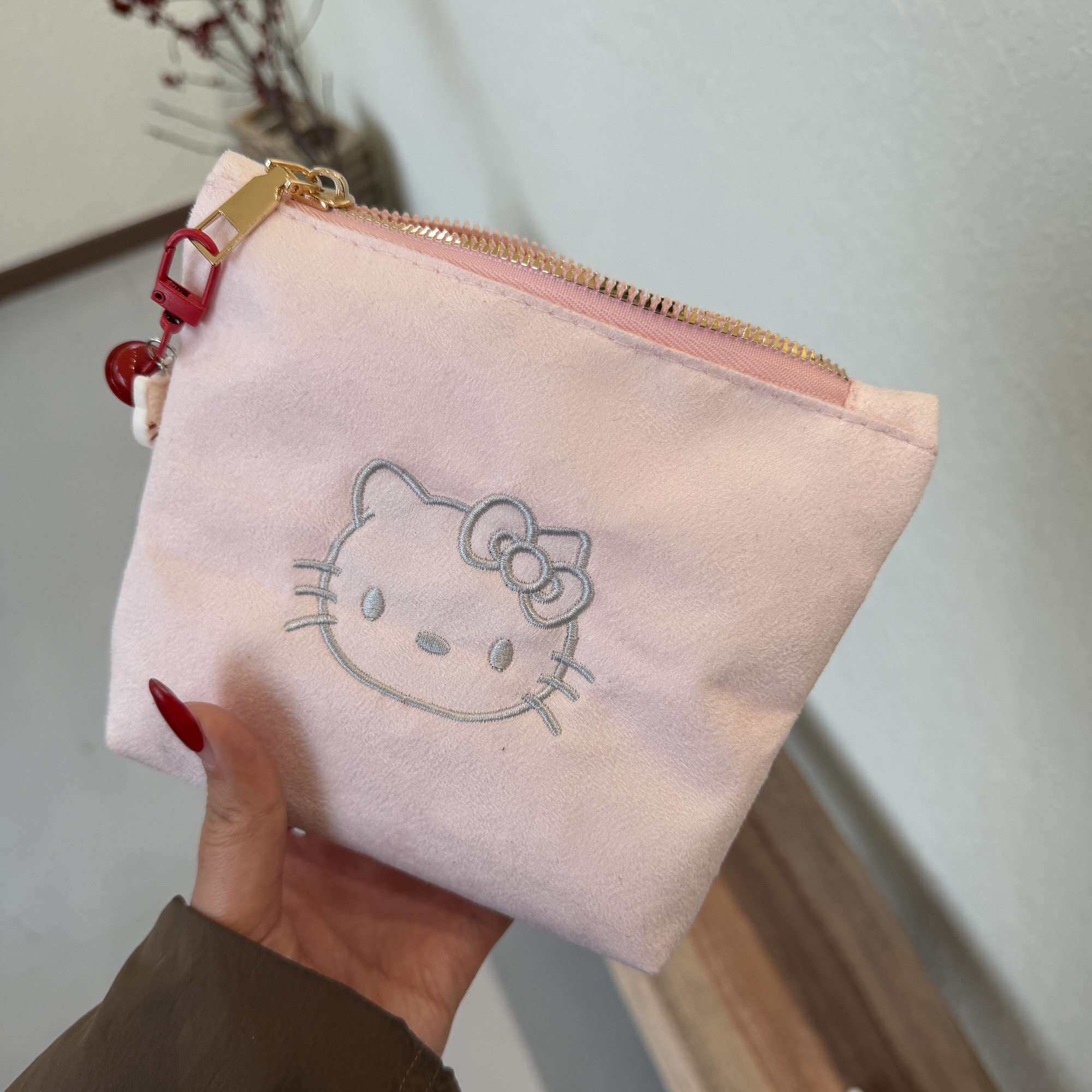 可爱HelloKitty化妆包麂皮绒新款随身可携式大容量刺绣收纳包零钱