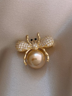 真金电镀锆石蜜蜂珍珠胸针简约时尚 别针气质轻奢高级感胸饰女 西装