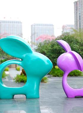 卡通兔子座椅新春大型雕塑户外小区公园步行街房地产打卡玻璃钢摆