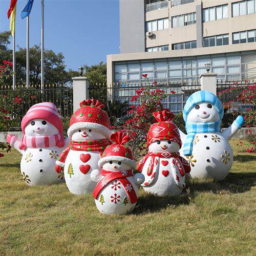 卡通雪人摆件户外玻璃钢可爱雕塑大型商场酒店步行街春节喜庆装饰