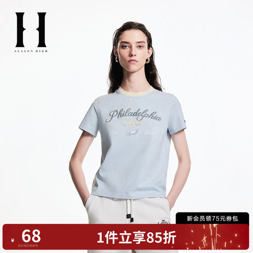 圆领，撞色针织字母刺绣及立体皮标装饰