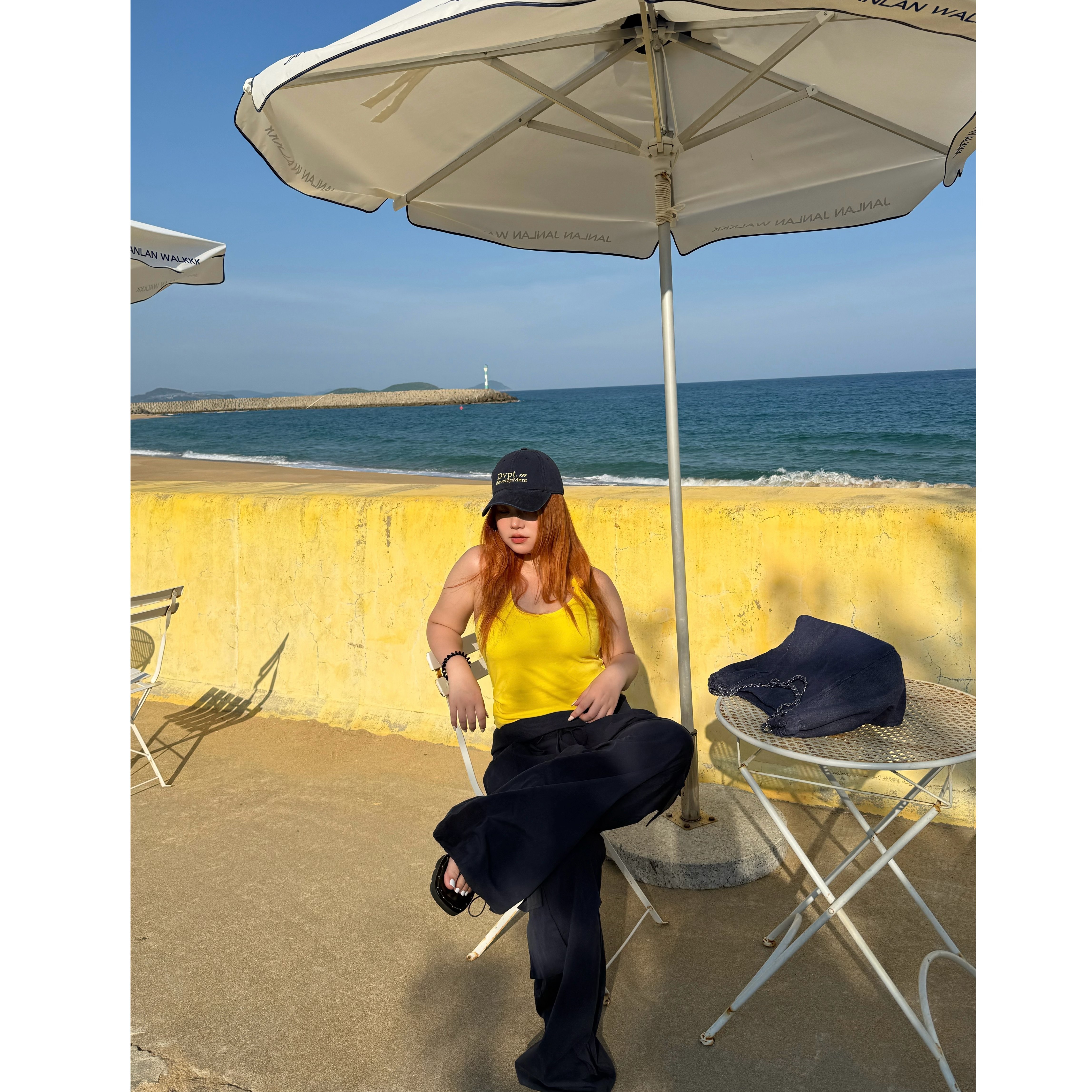 夏日辣妹扭结挂脖显瘦吊带背心图片