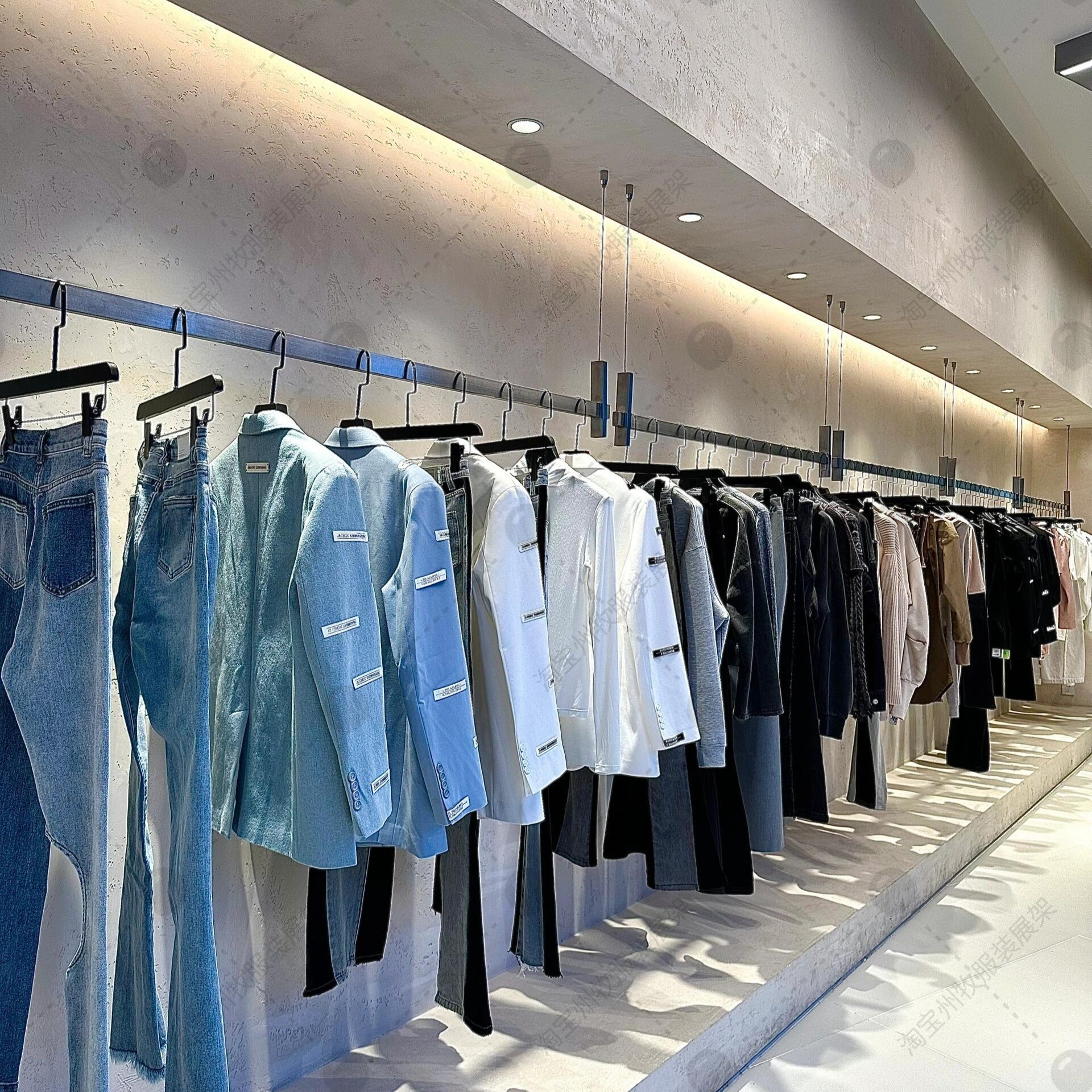 服装店钢丝吊架不锈钢挂衣杆方管女装店墙上橱窗悬挂式可调节衣架