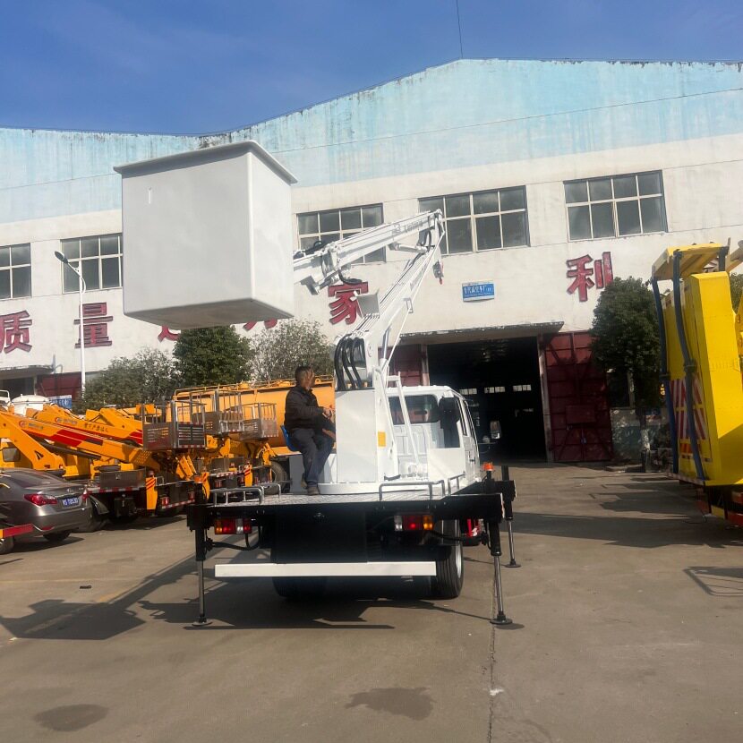 【程力集团】源头工厂出口绝缘5KV高空作业车出口厂家直销