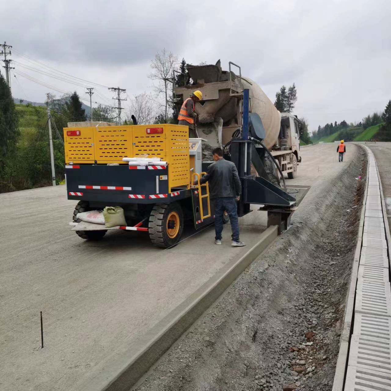 三英路肩滑模机规格道路两边拦水带路缘石滑膜成型机