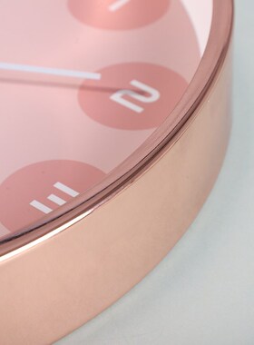 Crystal Nord粉红色圆x点数字挂钟静音潮流美少女数字简约创意时