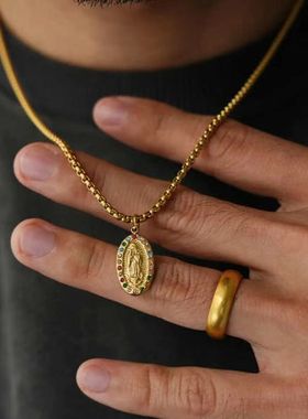 曼格雷椭圆镶嵌钻金色钛钢吊坠