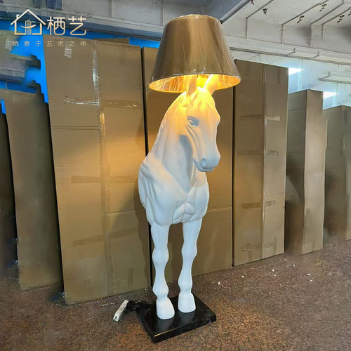 轻奢马头雕塑别墅酒店大堂室内玄关北欧装饰沙发旁艺术落地灯摆件