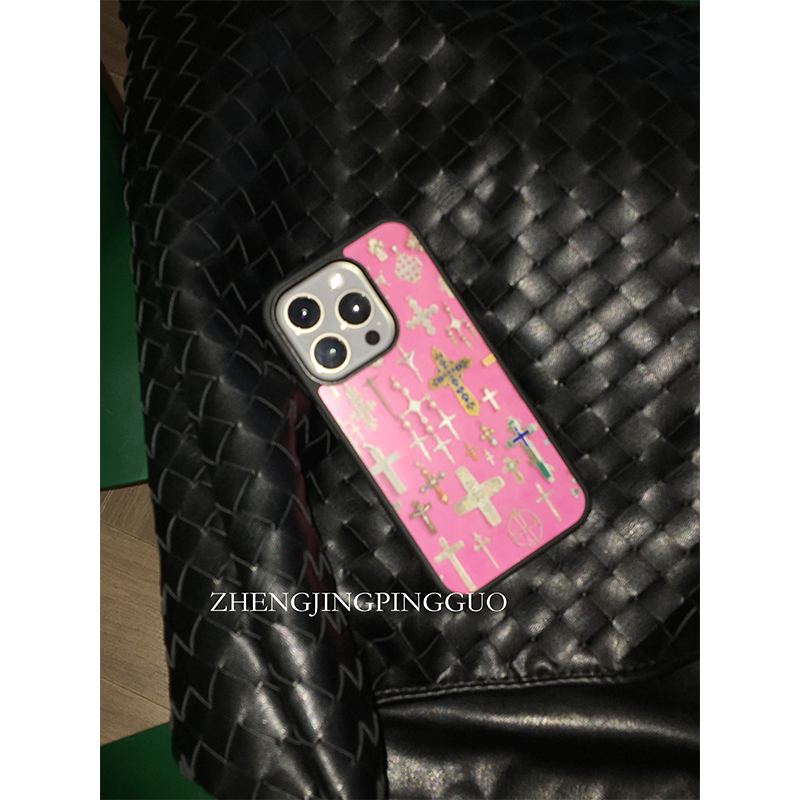 正经萍果iphone15pro手机壳粉红十字架小众高级艺术原创设计y2k亚文化苹果16promax黑框软边磨砂磁吸保护套