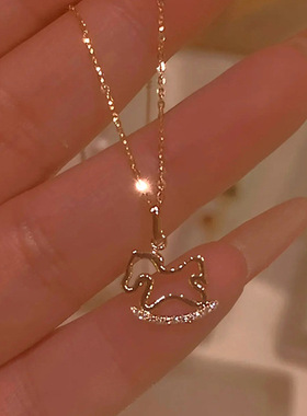 小红书童话小木马年项链女秋冬季可爱文艺创意锁骨链小巧童趣项坠