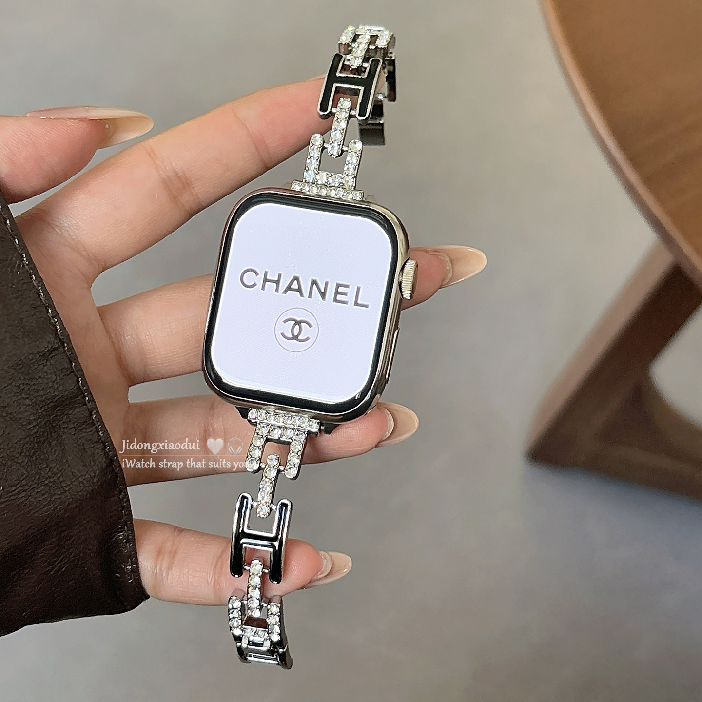 适用applewatchS11/10闪钻H扣链式金属手镯表带苹果手表ultra3/2女闺蜜iwatch9/8/7/6新款显白休闲SE小众腕带