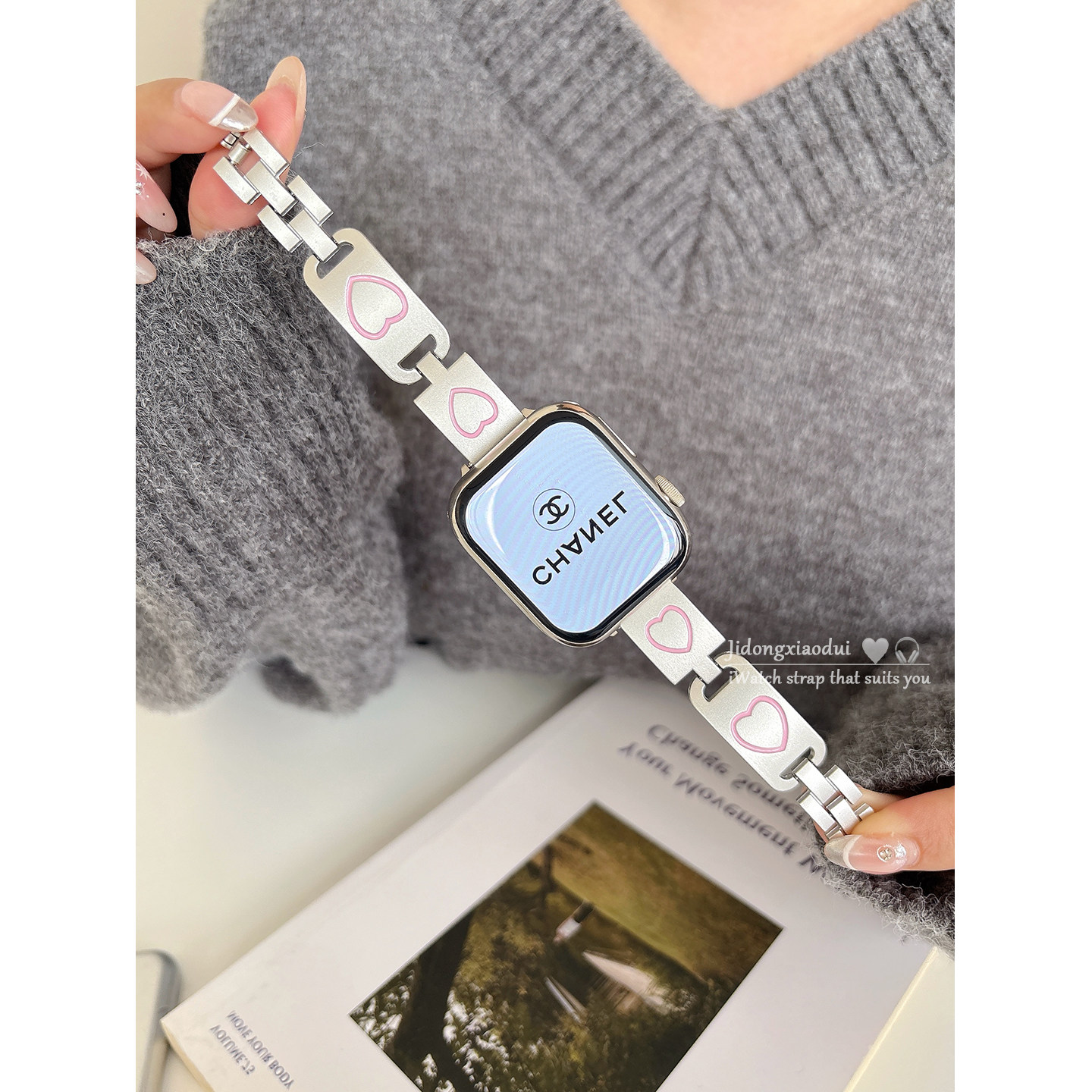 适用applewatchS11/10高级爱心金属手镯表带苹果手表ultra3/2女款闺蜜iwatch9/8/7/6新款休闲百搭SE小众腕带