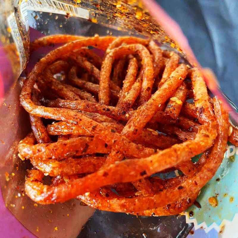 龙卷风辣条黑辣丝麻辣好吃香辣条38克大包*10包儿时零食便宜包邮