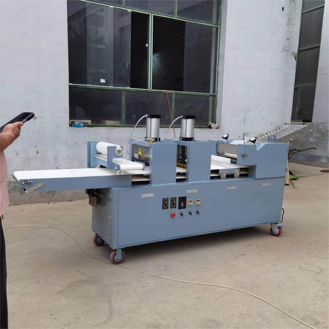 全自动白吉馍机商用白吉饼批发流水线设备新型仿手工肉夹馍饼胚机
