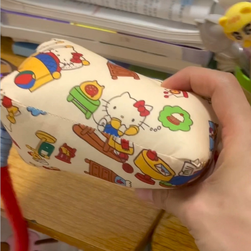 还得是同桌会选挂件还能当午睡枕