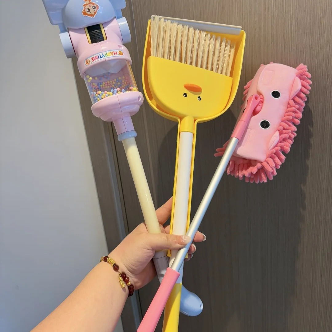 2岁儿子的扫把玩具套装！！！