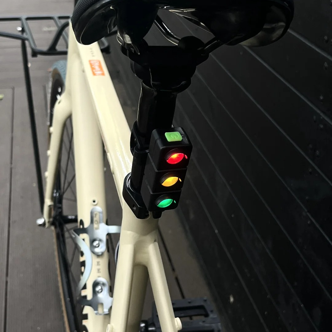 自行车尾灯夜骑灯三色警示灯USB充电红绿灯尾灯山地公路车骑行灯