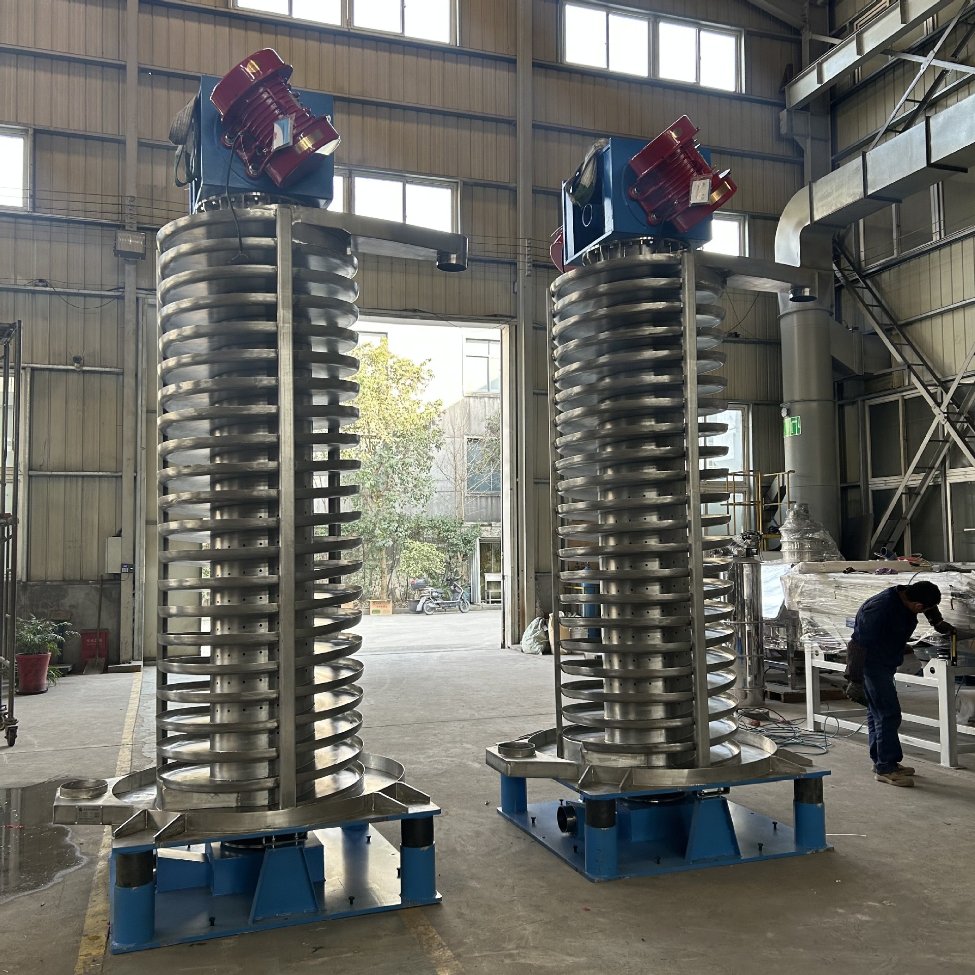 晟图热芝麻降温垂直输送设备 全封闭冷却振动提升机 噪音小效率高