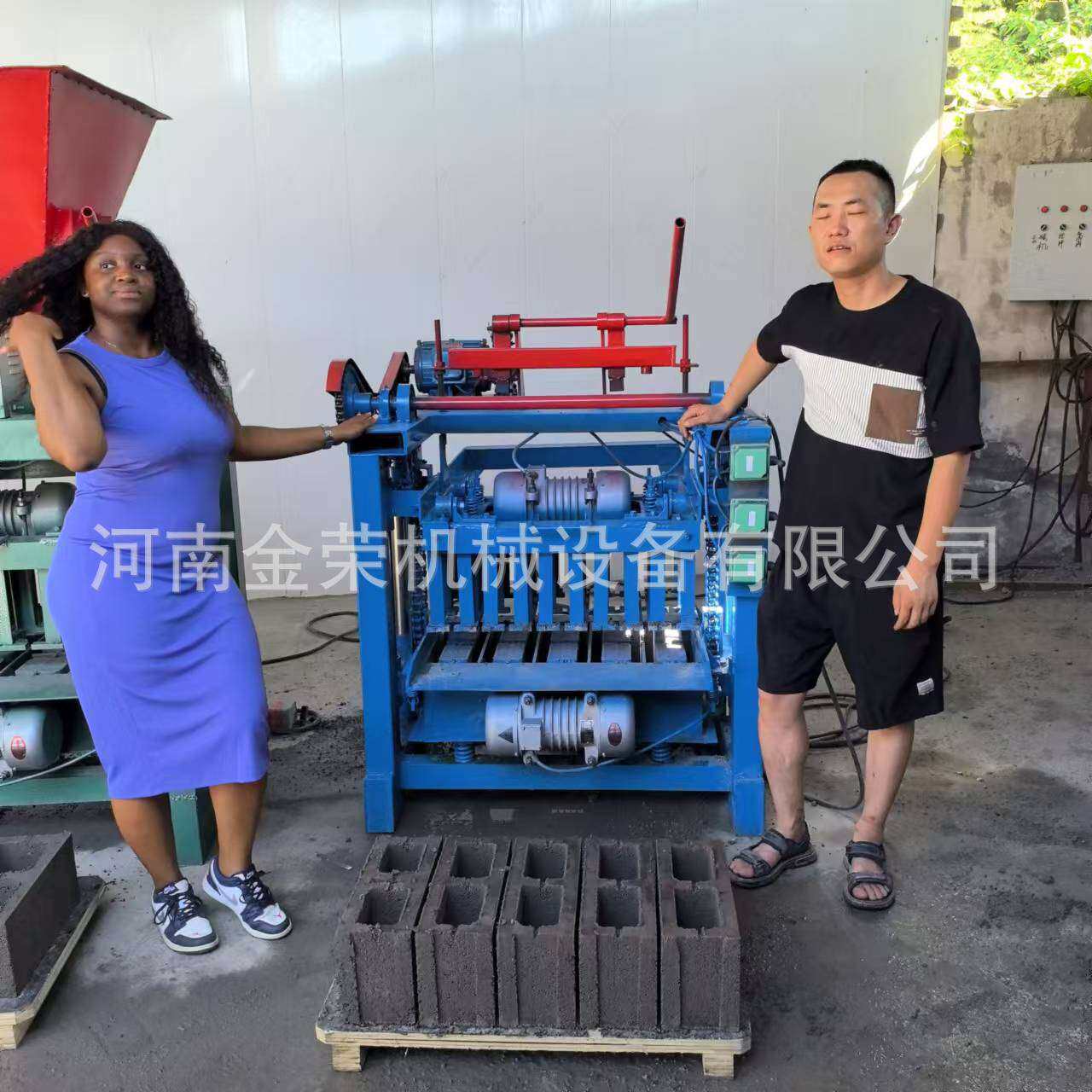 水泥路面彩砖垫块屋顶砖机厂家直供水泥免烧空心砖机生产设备