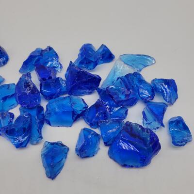 厂家供应玻块 石笼灯造JIK景 用彩色玻石 宝璃石蓝深绿色璃玻璃块