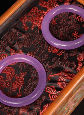 珍藏清代老d宫廷御用罕见紫罗兰手镯一对     配老漆器盒