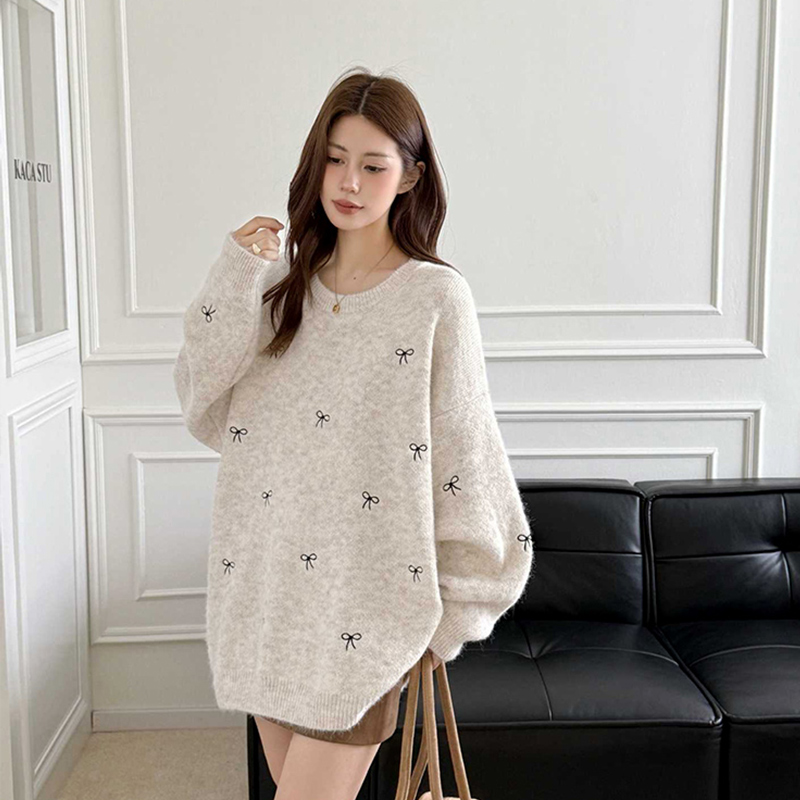 2025秋季外穿针织衫上衣女蝴蝶结刺绣中长款宽松显瘦百搭潮流毛衣